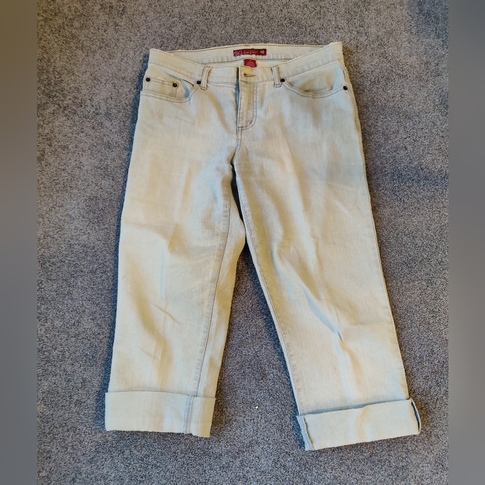 Light Wash Capri Denim Jeans. So Soft And Stretchy. Junior's Size 11.